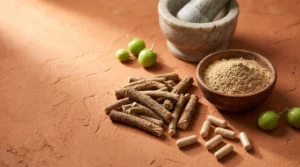 Raíz de ashwagandha (Withania somnifera) junto a polvo y cápsulas de este adaptógeno ayurvédico