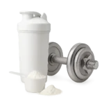 Shaker blanco de proteína, mancuerna cromada y scoop de proteína sobre fondo transparente.