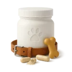 Frasco blanco de suplemento para mascotas con huella, cápsulas abiertas, collar de cuero y galleta en forma de hueso.