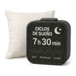 Reloj despertador digital junto a almohada mostrando tiempo óptimo de sueño
